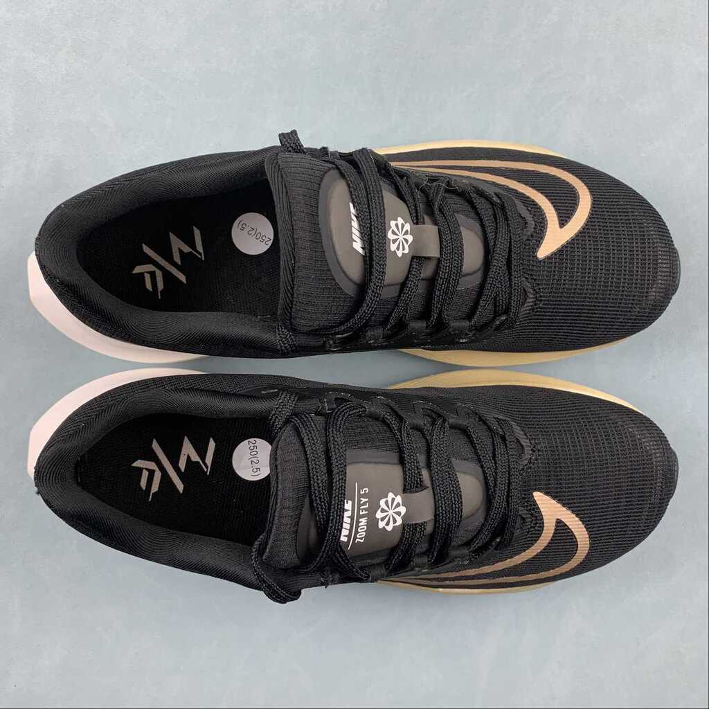 Nike Air Zoom Fly 5™ – Black Shadow avec Metallic Gold