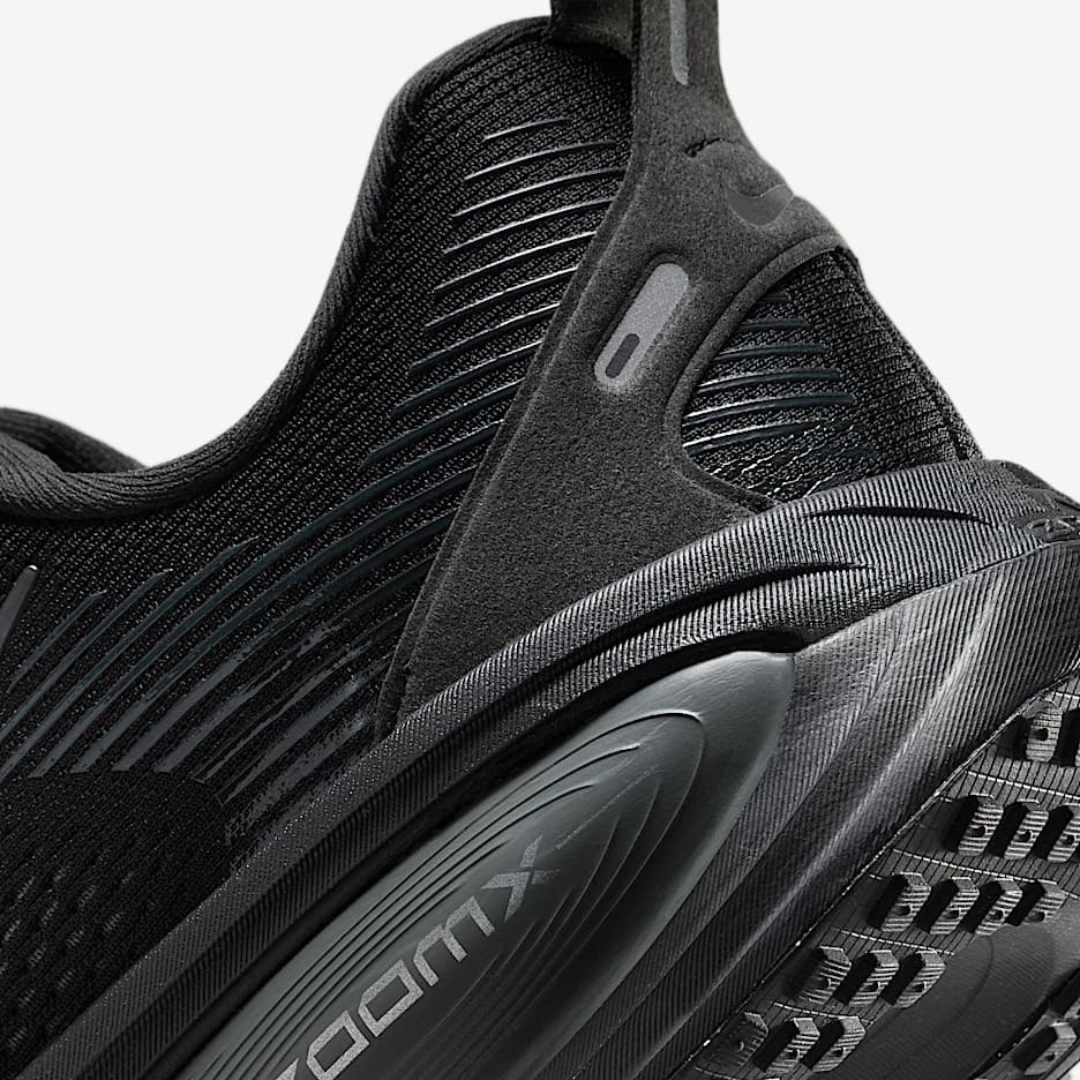 Nike Vomero 18™ – Édition Triple Noir