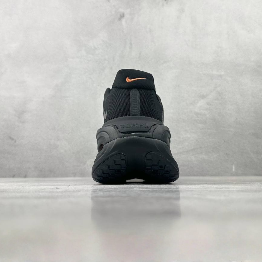 Nike Vomero Premium™ – Black Shadow avec Sunset Orange