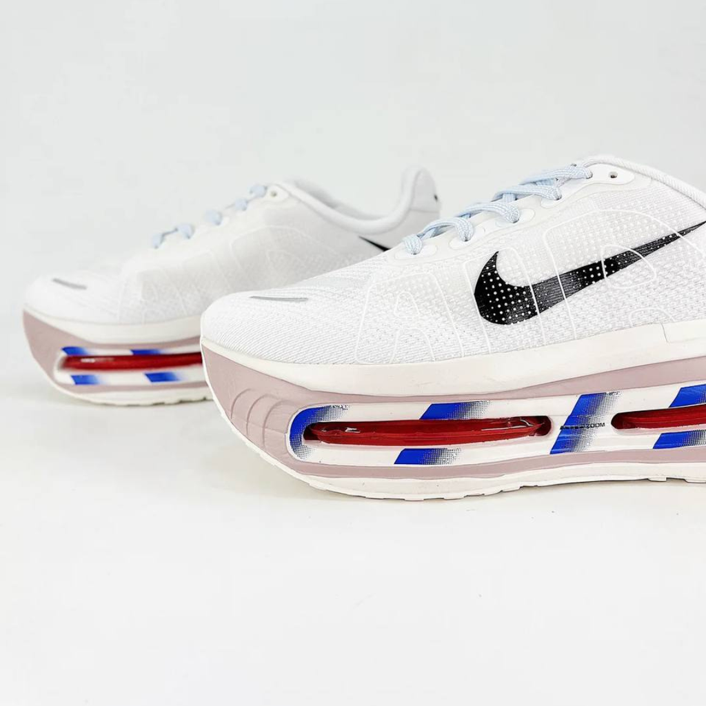 Nike Vomero Premium™ – Blanc Lumière avec Bleu Océan et Rouge Carmin