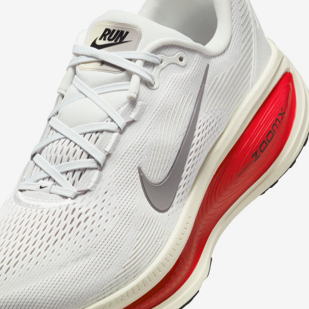 Nike Vomero 18™ – White Charge et Crimson Rush
