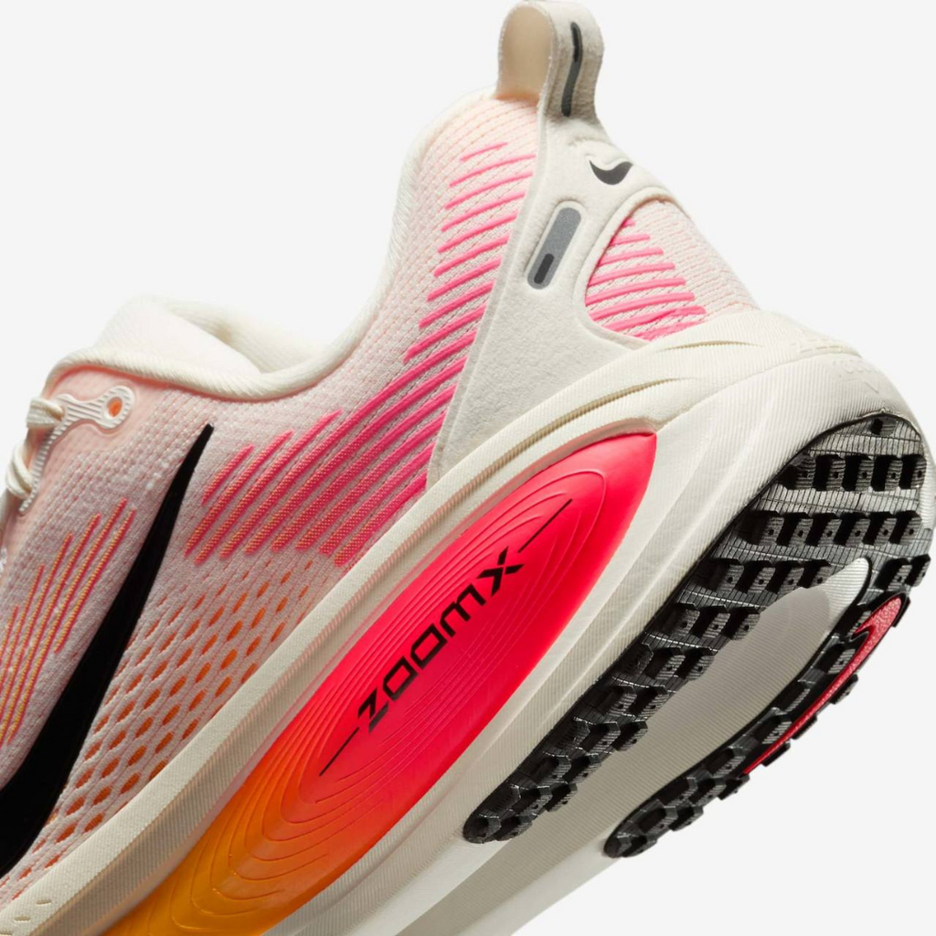 Nike Vomero 18™ – Blanc Lumineux/Orange Couchant