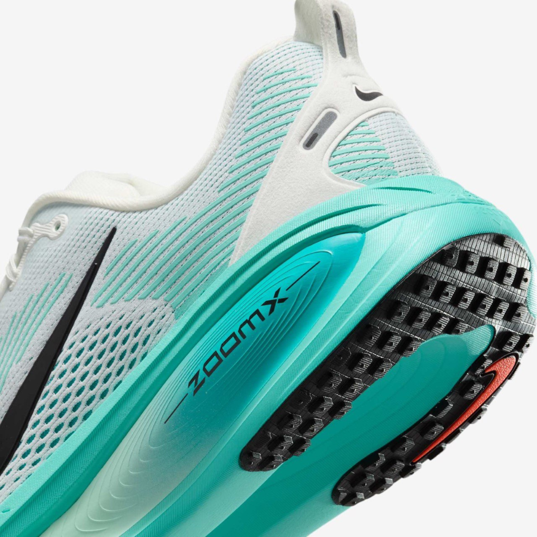 Nike Vomero 18™ – White Glow avec Dusty Cactus