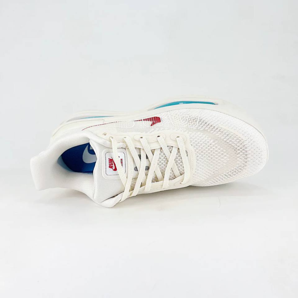 Nike Vomero Premium™ – Sable du désert avec Rouge cramoisi