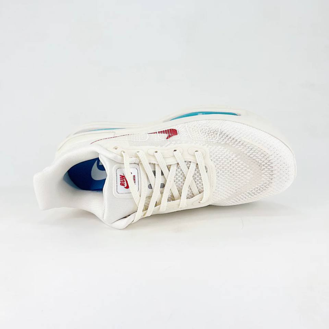 Nike Vomero Premium™ – Sable du désert avec Rouge cramoisi
