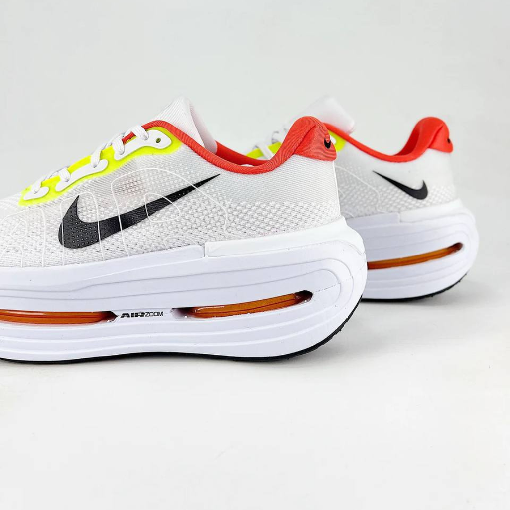 Nike Vomero Premium™ – Blanc brillant avec Cramoisi vif et Vert fluo
