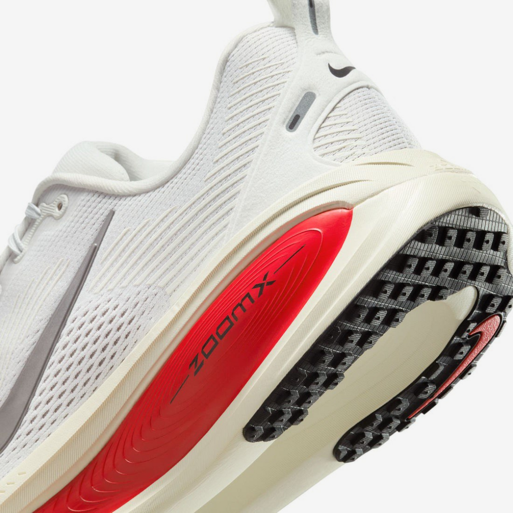 Nike Vomero 18™ – White Charge et Crimson Rush