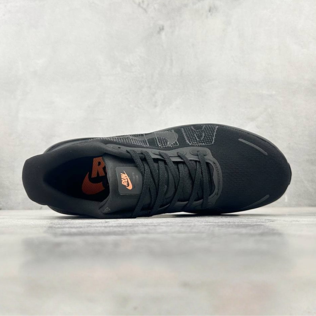 Nike Vomero Premium™ – Black Shadow avec Sunset Orange
