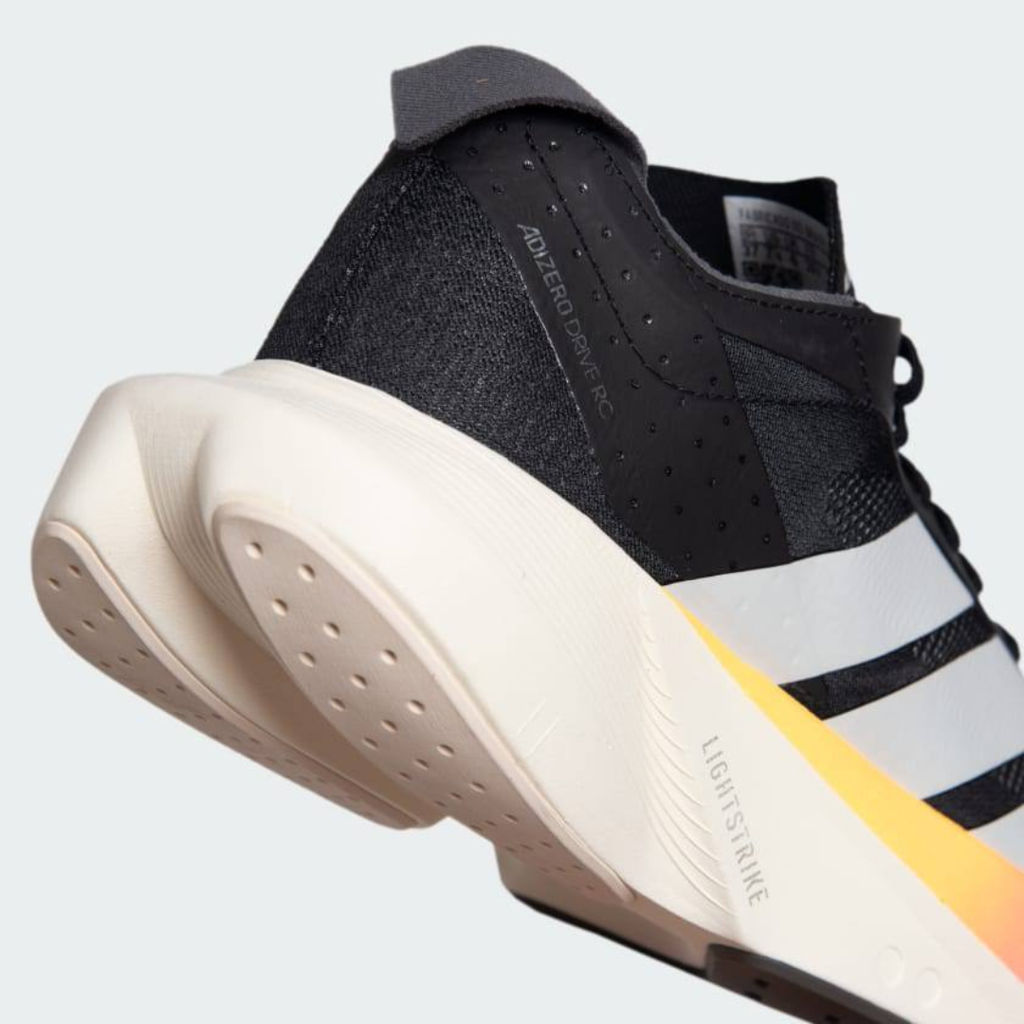 Adidas Adizero Drive RC™ – Core Black avec White, Zero Metallic et Spark