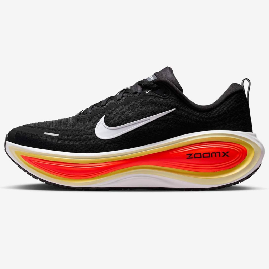 Nike Vomero Plus™ – Black Shadow avec Crimson Rush