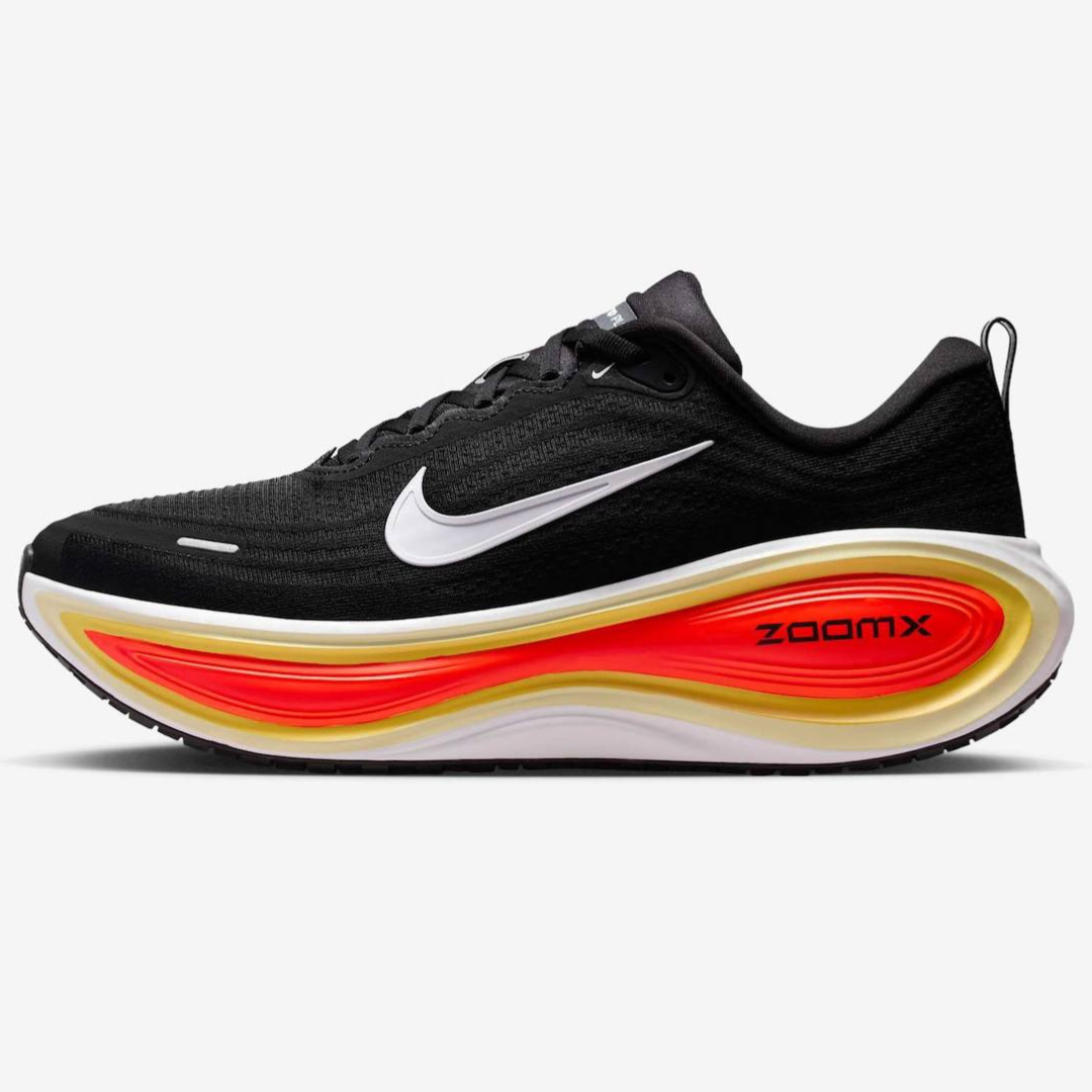 Nike Vomero Plus™ – Black Shadow avec Crimson Rush