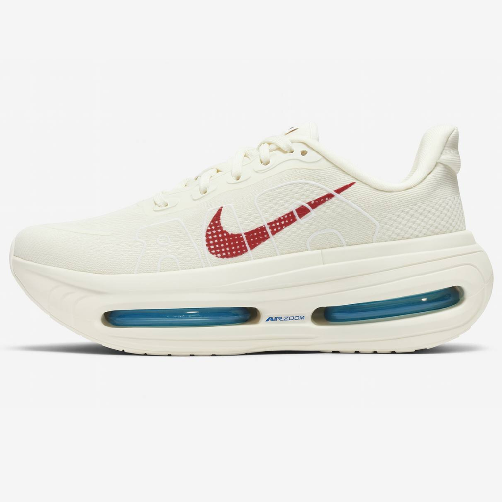 Nike Vomero Premium™ – Sable du désert avec Rouge cramoisi