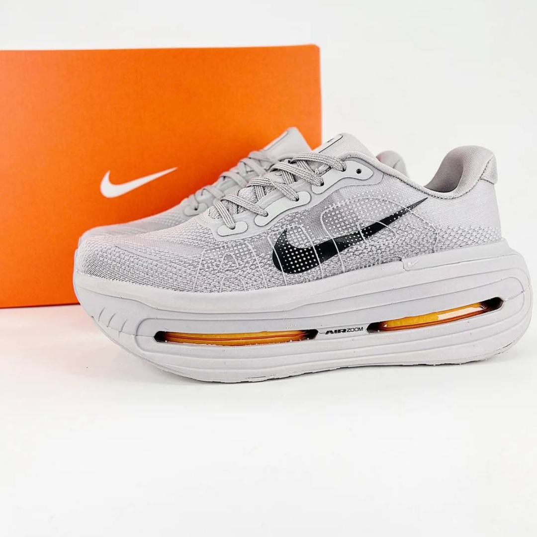 Nike Vomero Premium™ – Gris Acier avec Orange Couché de soleil