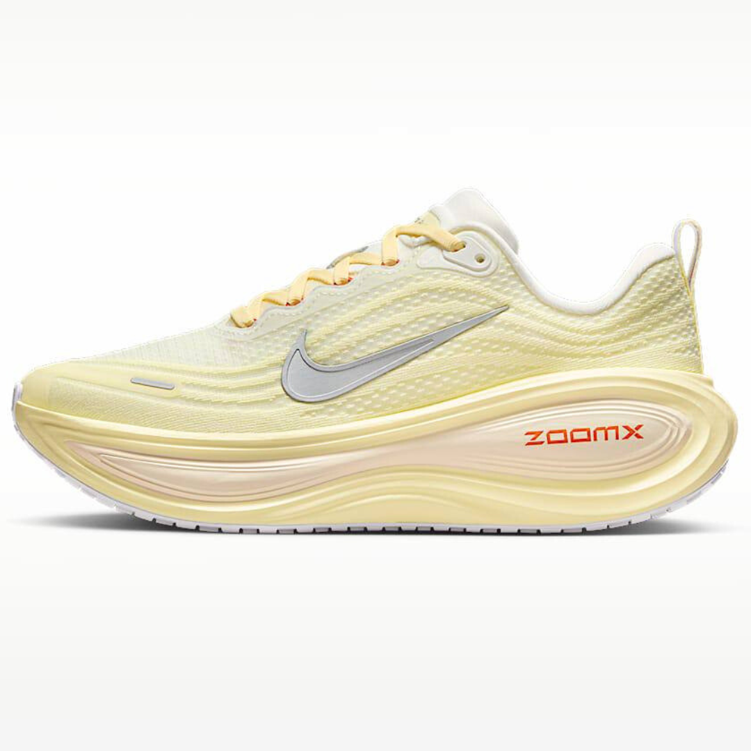 Nike Vomero Plus™ – Light Volt et Crimson Rush