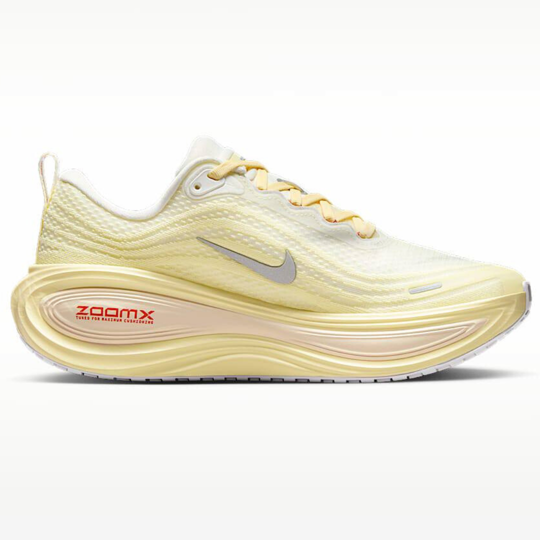 Nike Vomero Plus™ – Light Volt et Crimson Rush