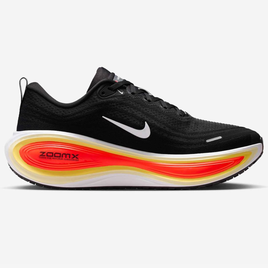 Nike Vomero Plus™ – Black Shadow avec Crimson Rush