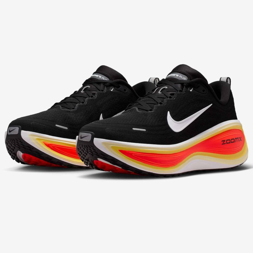 Nike Vomero Plus™ – Black Shadow avec Crimson Rush