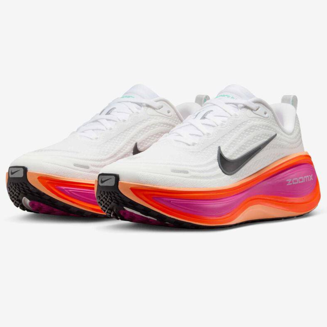 Nike Vomero Plus™ – White Glow avec Sunset Orange et Fire Pink