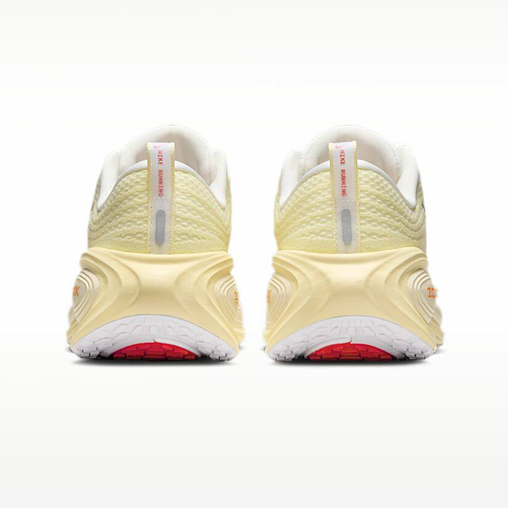 Nike Vomero Plus™ – Light Volt et Crimson Rush