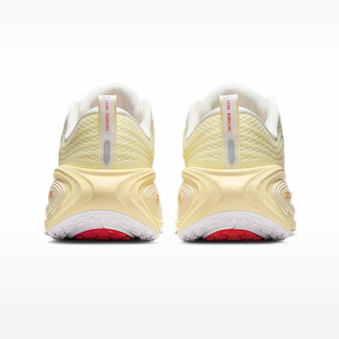 Nike Vomero Plus™ – Light Volt et Crimson Rush
