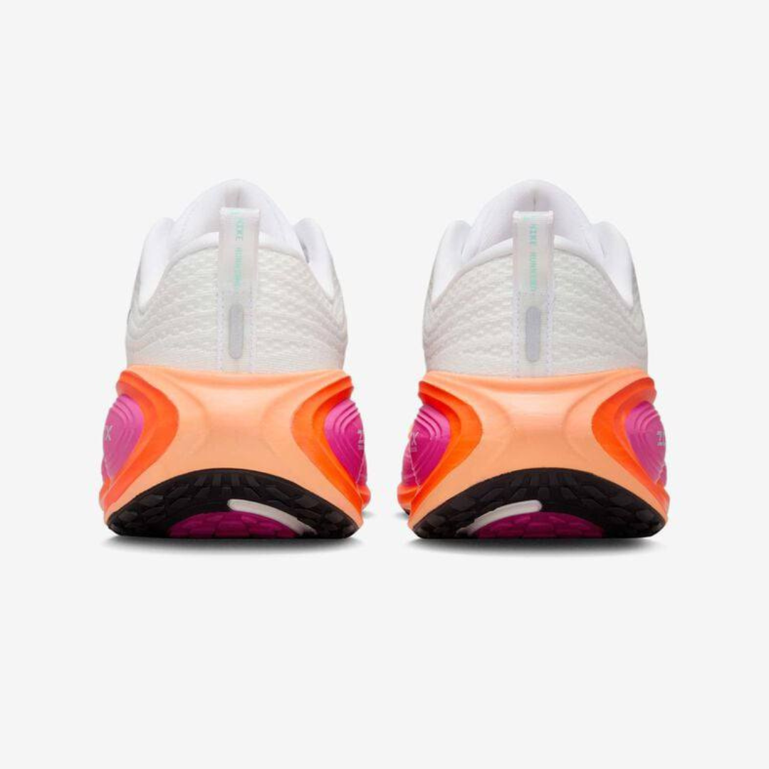 Nike Vomero Plus™ – White Glow avec Sunset Orange et Fire Pink