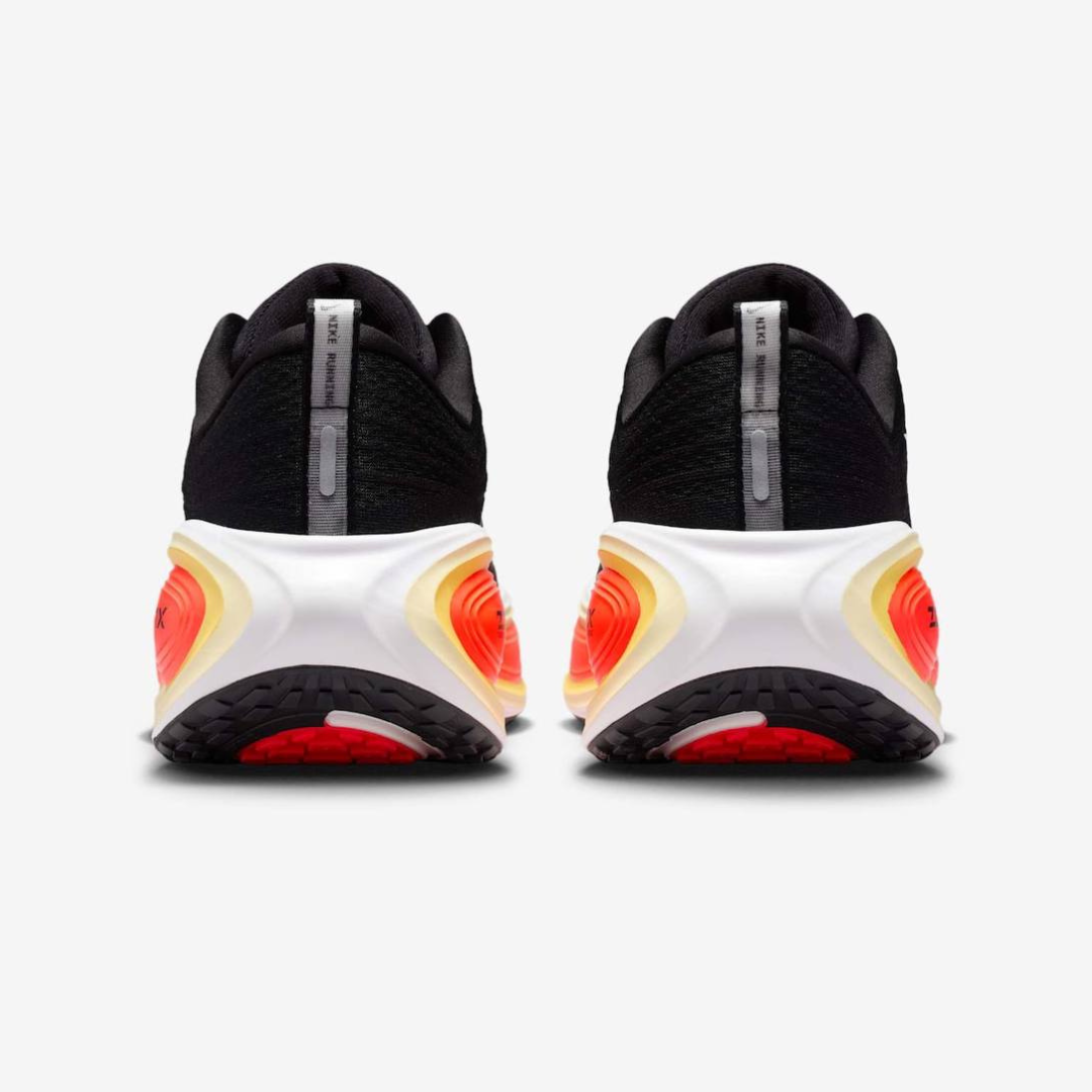 Nike Vomero Plus™ – Black Shadow avec Crimson Rush