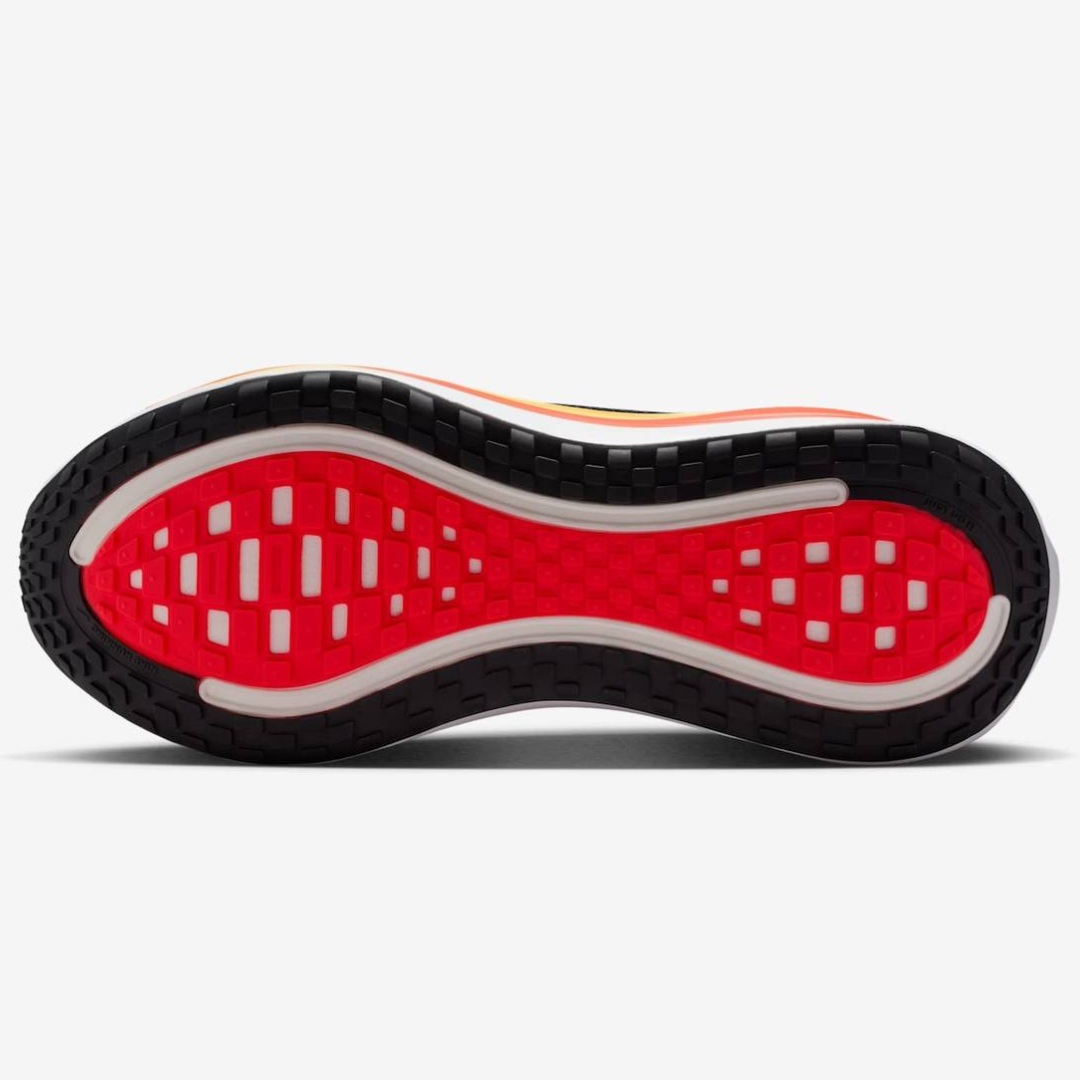 Nike Vomero Plus™ – Black Shadow avec Crimson Rush
