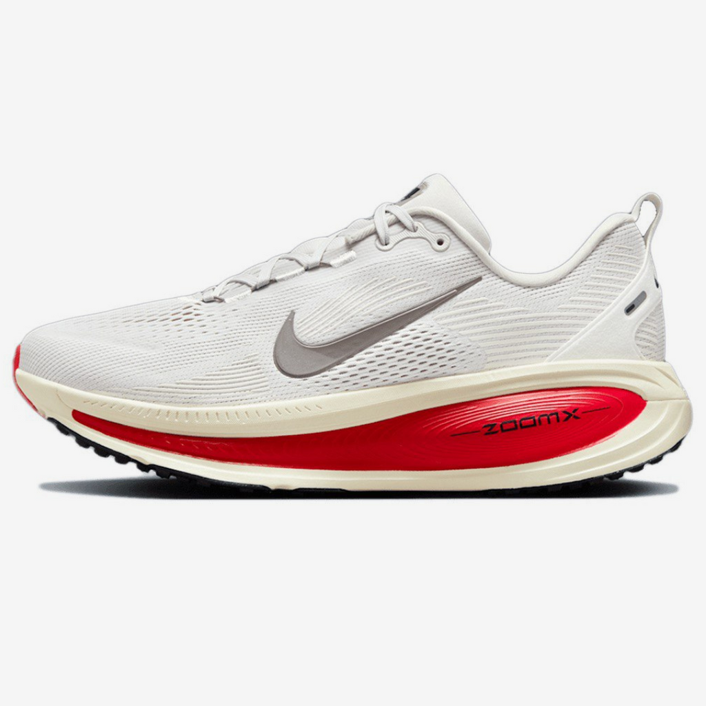 Nike Vomero 18™ – White Charge et Crimson Rush