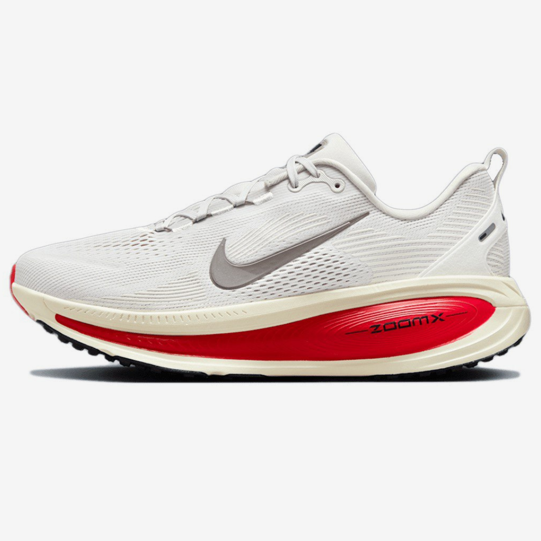 Nike Vomero 18™ – White Charge et Crimson Rush