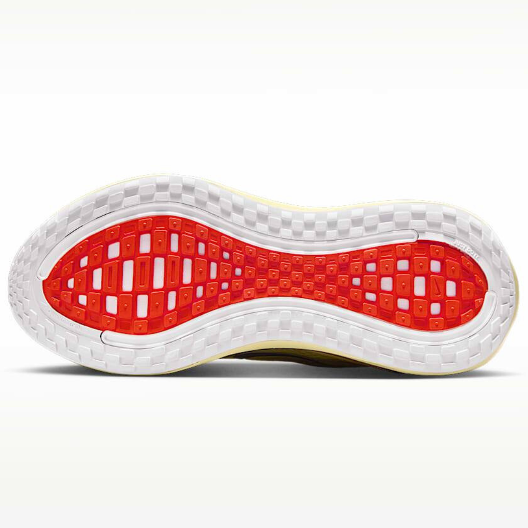 Nike Vomero Plus™ – Light Volt et Crimson Rush