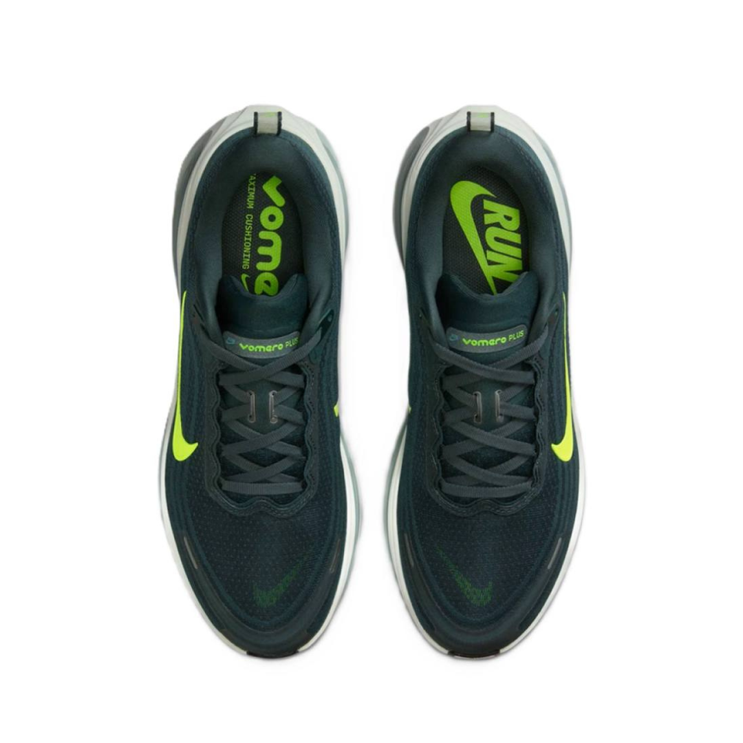 Nike Vomero Plus™ – Vert foncé avec Volt Surge