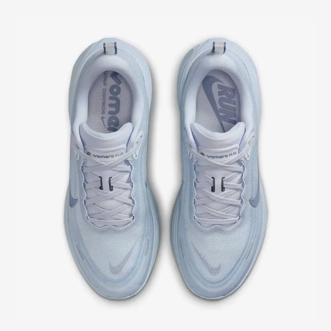 Nike Vomero Plus™ – Bleu Océan et Gris Clair