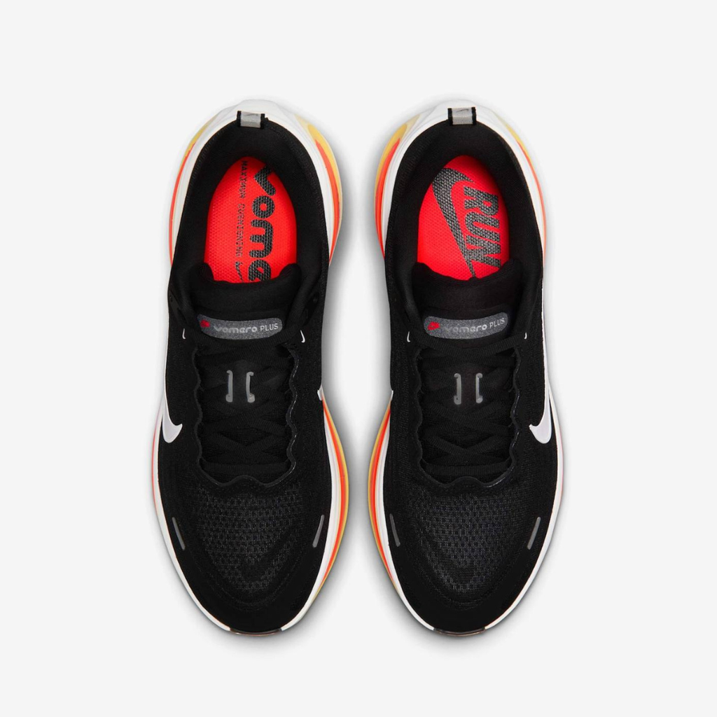 Nike Vomero Plus™ – Black Shadow avec Crimson Rush