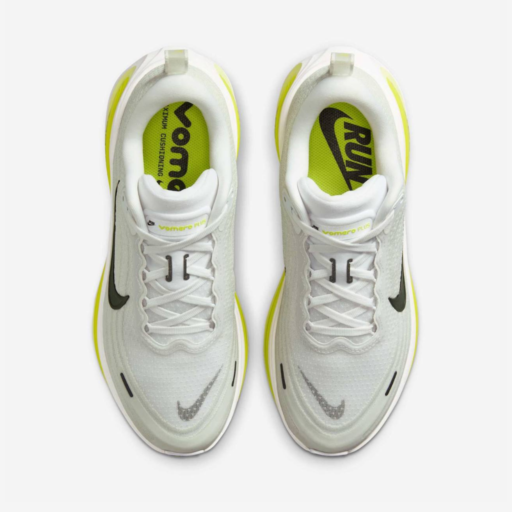 Nike Vomero Plus™ – White Glow et Green Strike