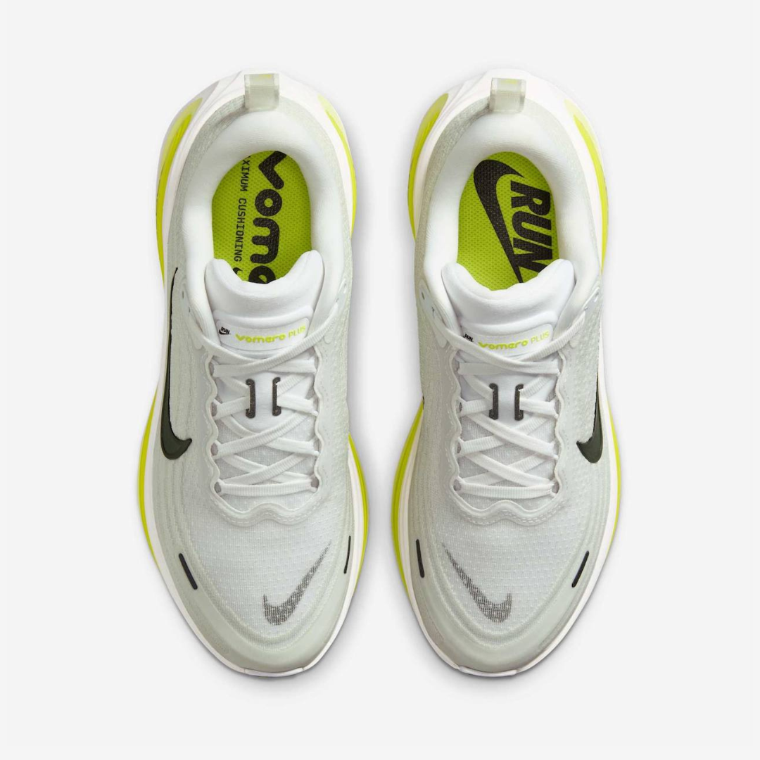Nike Vomero Plus™ – White Glow et Green Strike