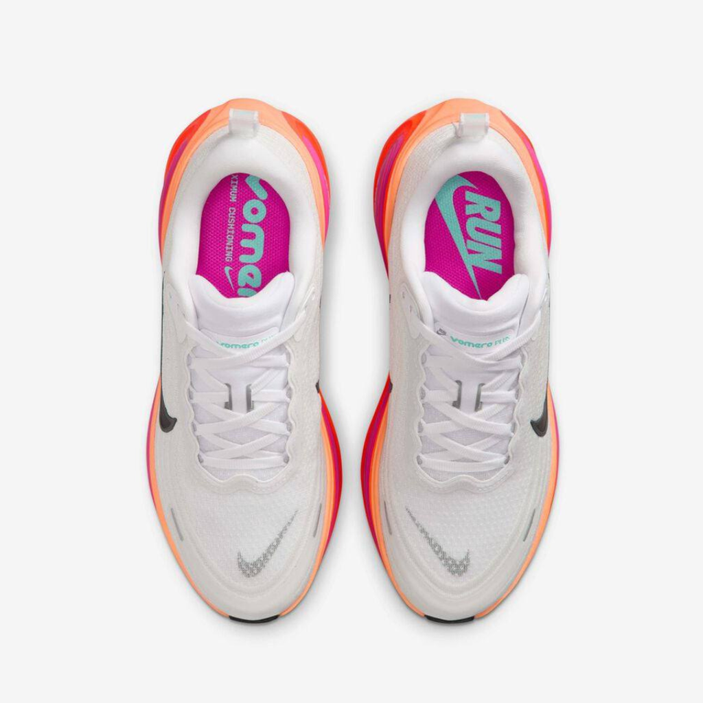 Nike Vomero Plus™ – White Glow avec Sunset Orange et Fire Pink