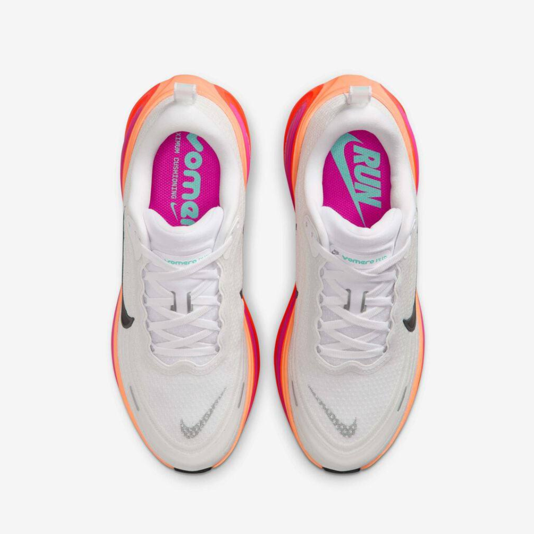 Nike Vomero Plus™ – White Glow avec Sunset Orange et Fire Pink