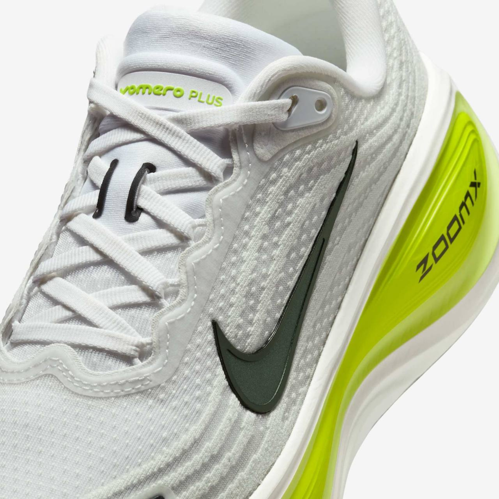 Nike Vomero Plus™ – White Glow et Green Strike