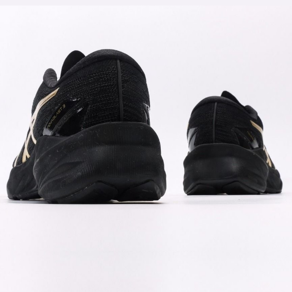 Asics Novablast 3™ – Noir/Doré