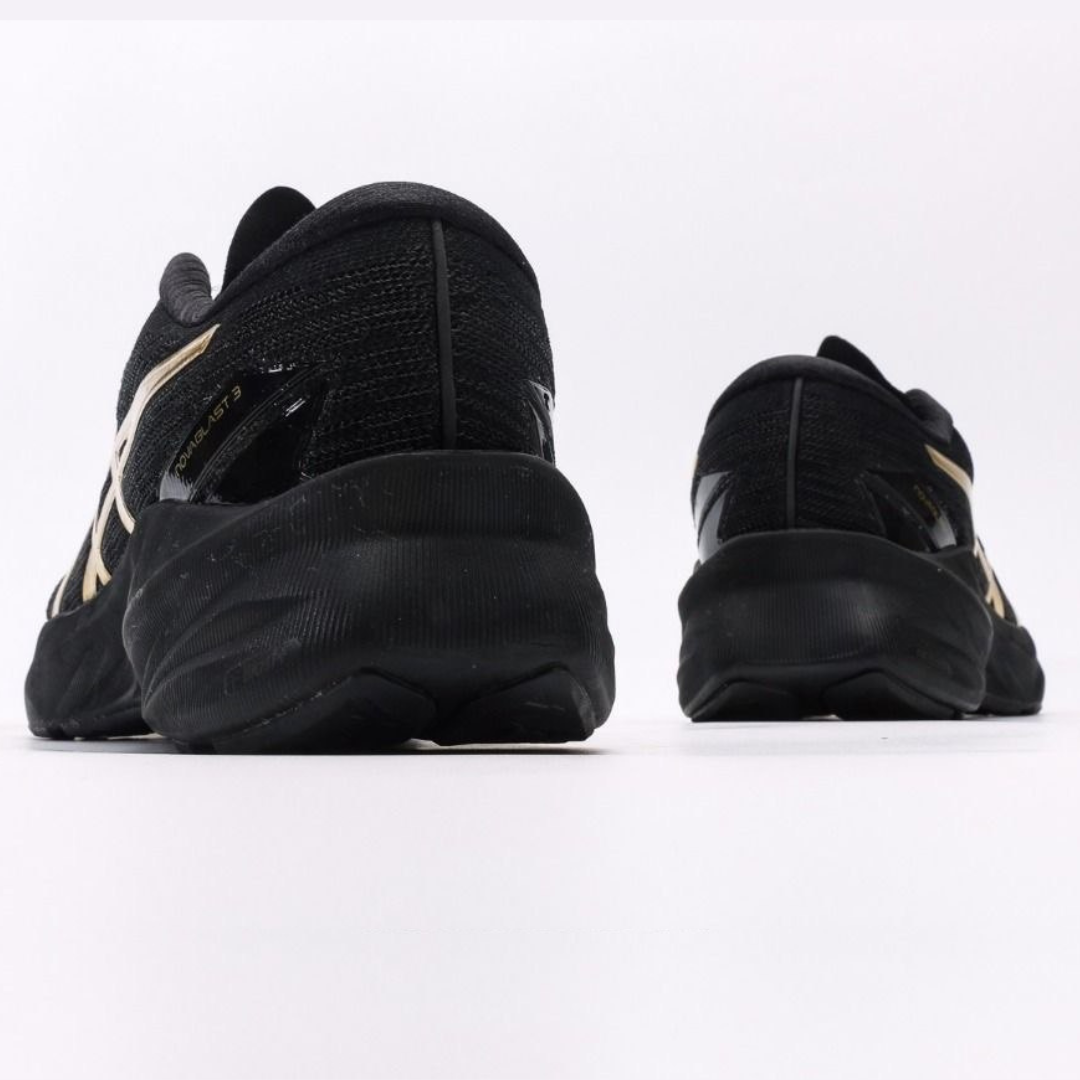 Asics Novablast 3™ – Noir/Doré
