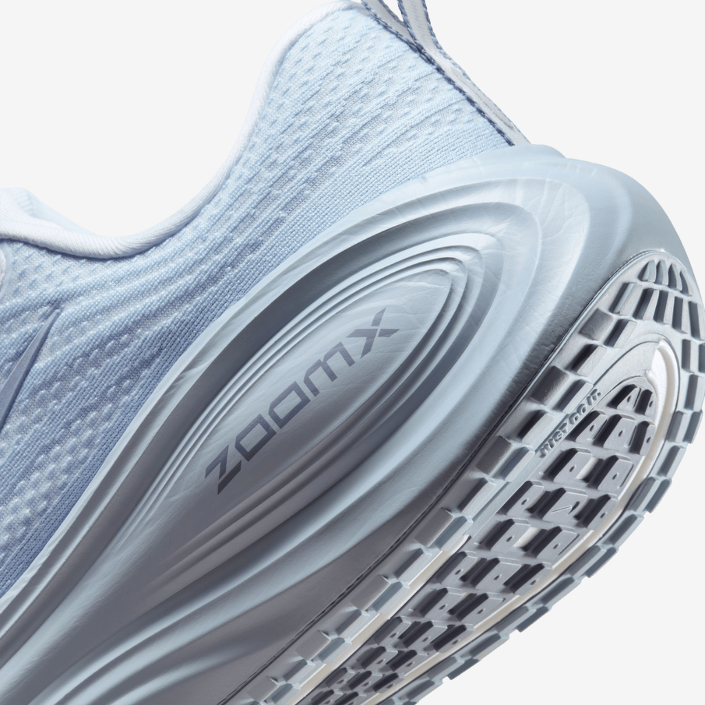Nike Vomero Plus™ – Bleu Océan et Gris Clair