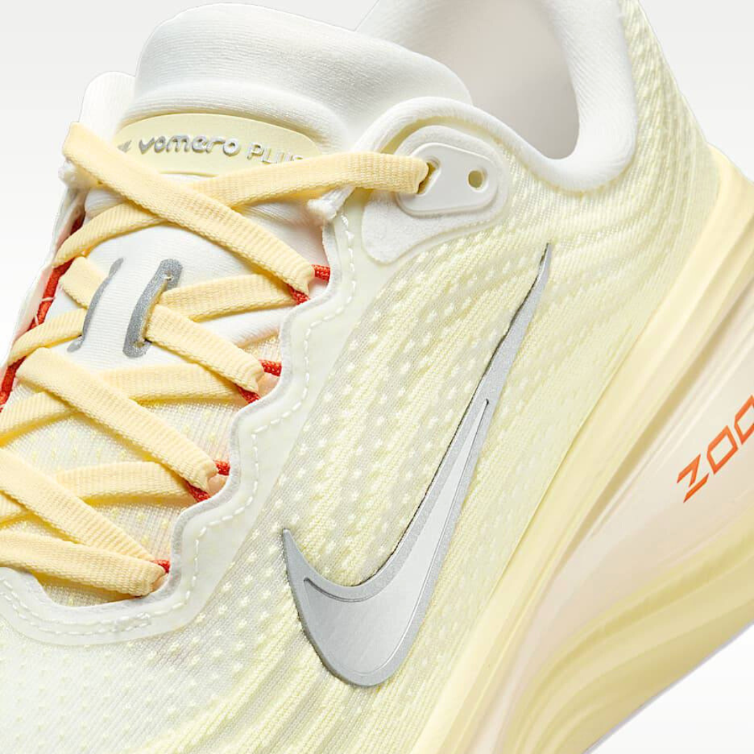 Nike Vomero Plus™ – Light Volt et Crimson Rush