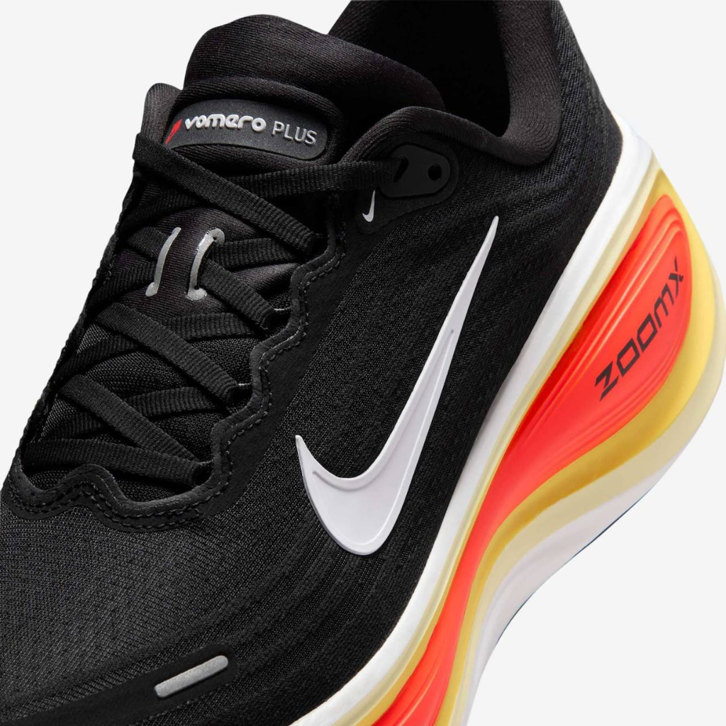 Nike Vomero Plus™ – Black Shadow avec Crimson Rush