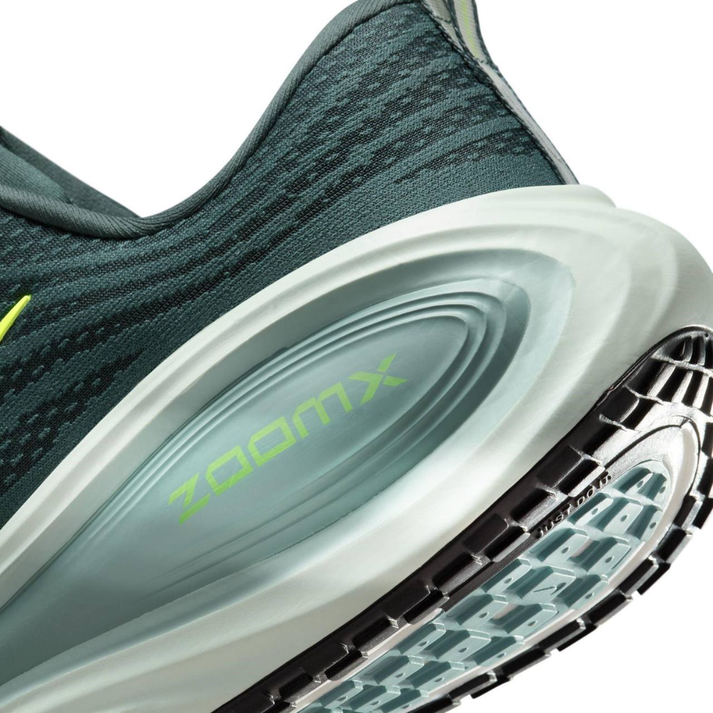 Nike Vomero Plus™ – Vert foncé avec Volt Surge