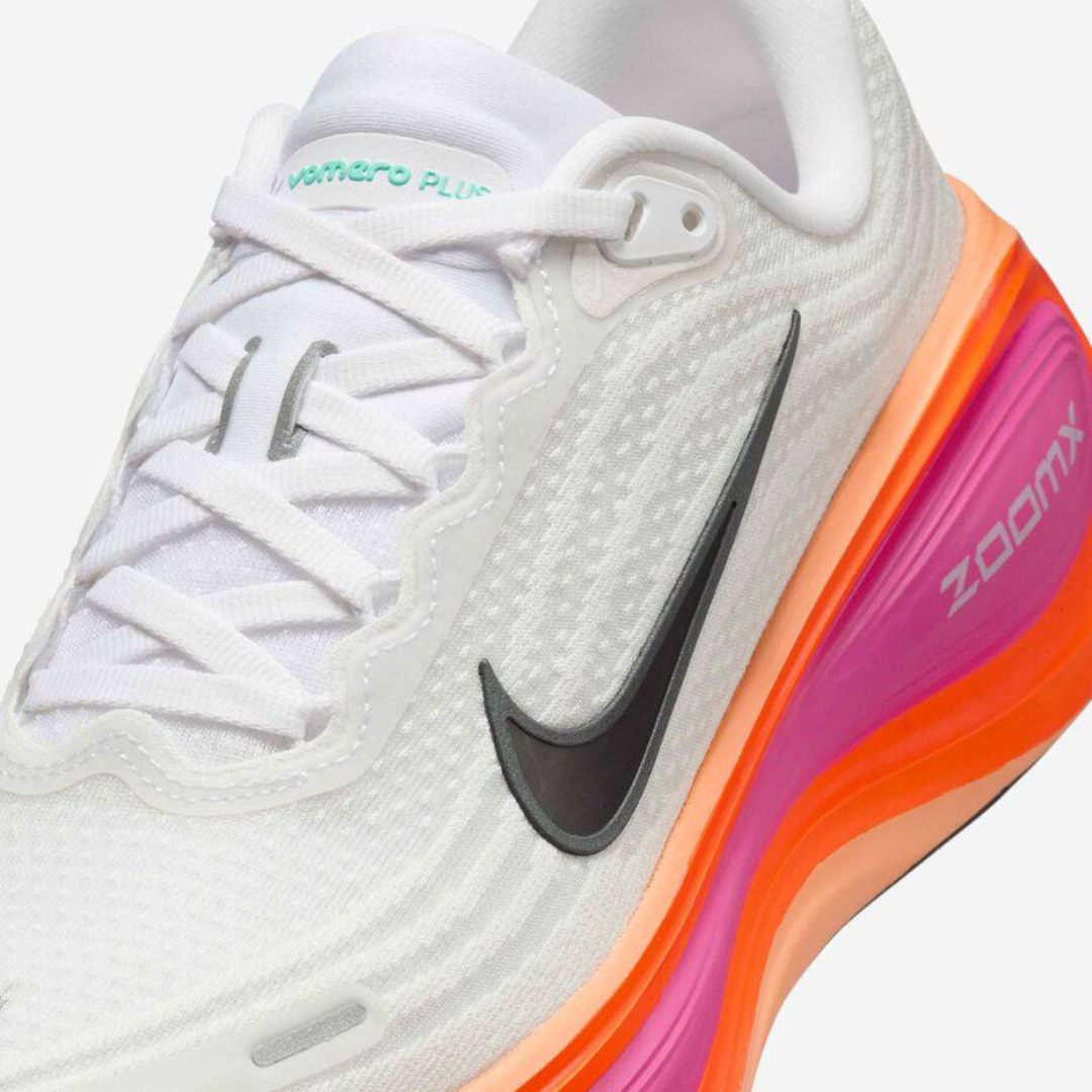 Nike Vomero Plus™ – White Glow avec Sunset Orange et Fire Pink