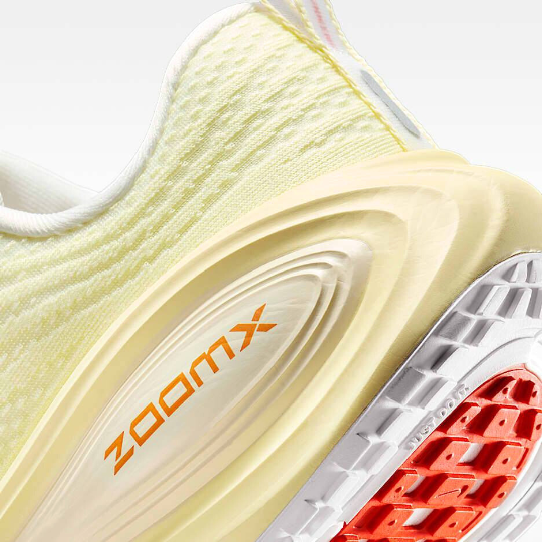 Nike Vomero Plus™ – Light Volt et Crimson Rush