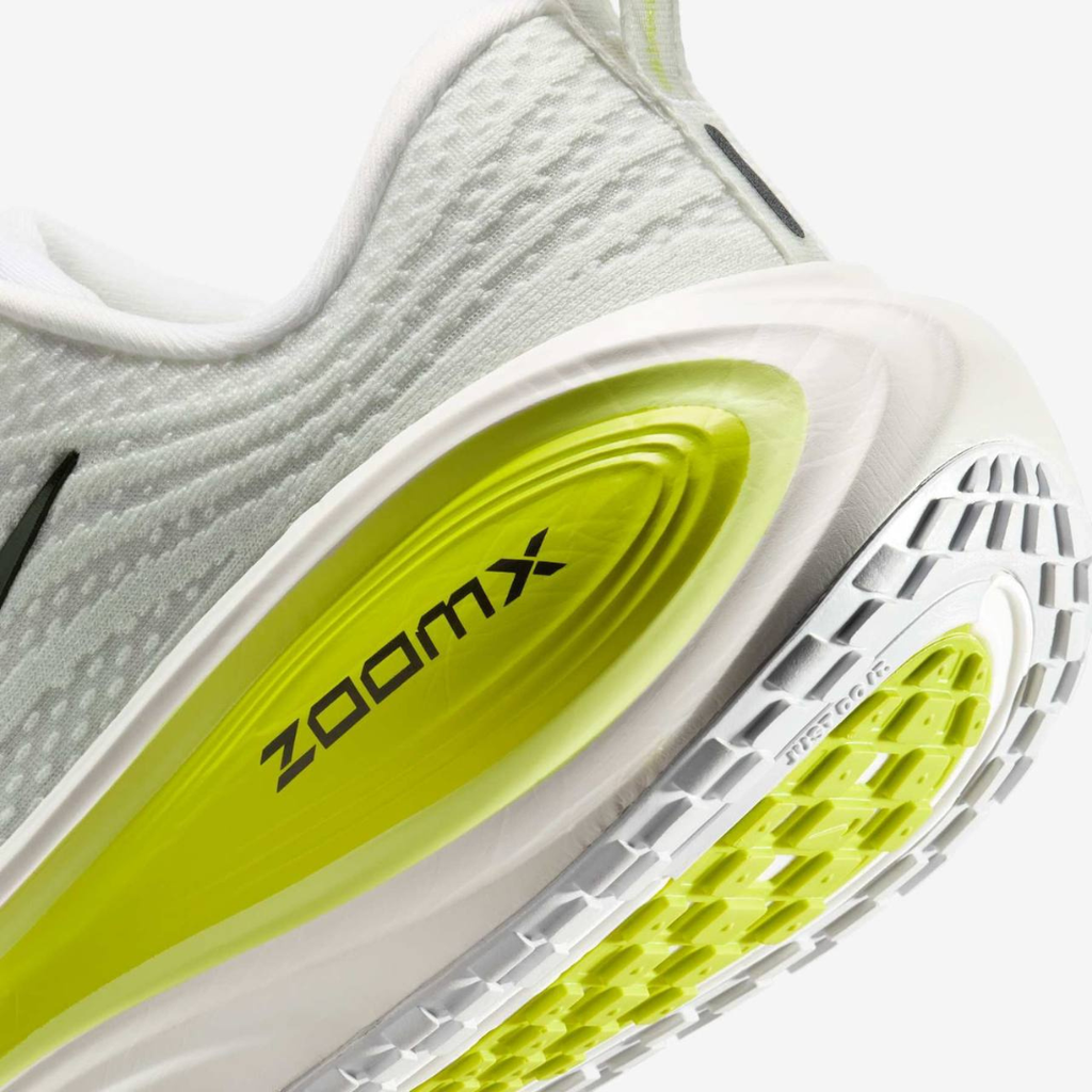 Nike Vomero Plus™ – White Glow et Green Strike