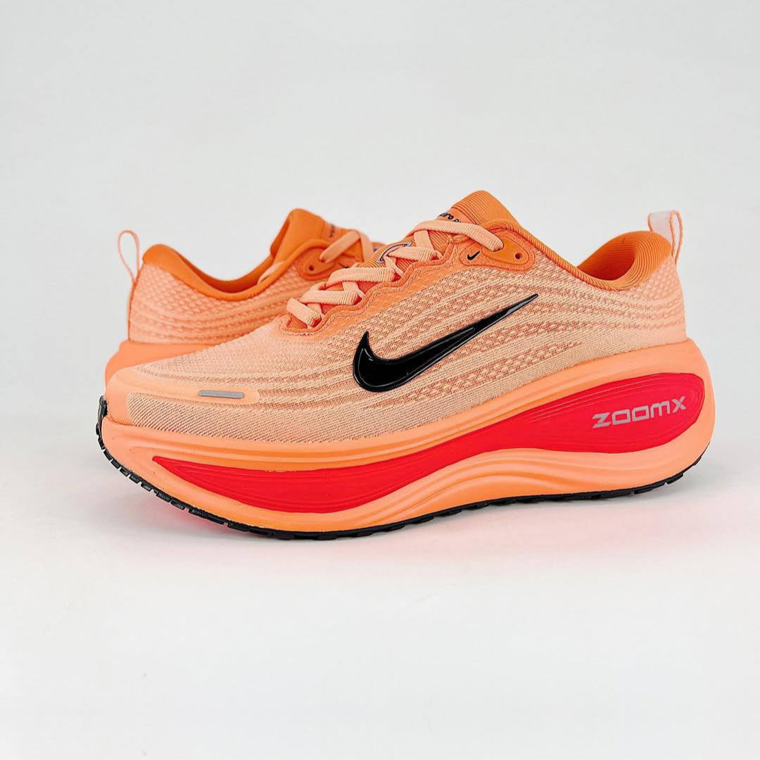 Nike Vomero Plus™ – Orange Couchant avec Rouge Intense