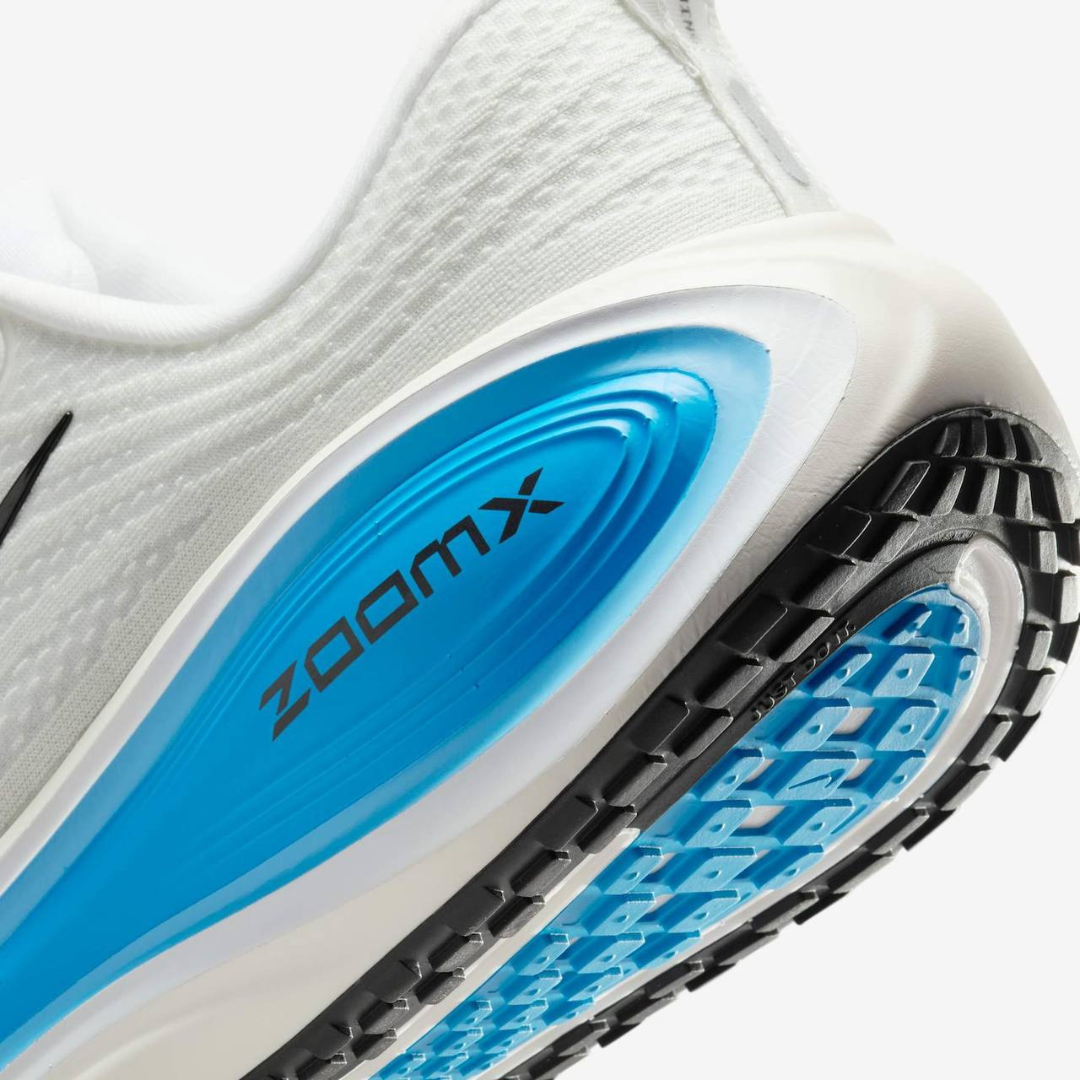 Nike Vomero Plus™ – Blanc Lumineux et Bleu Océan