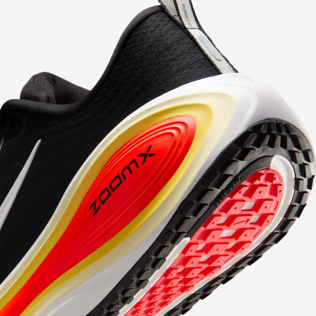 Nike Vomero Plus™ – Black Shadow avec Crimson Rush